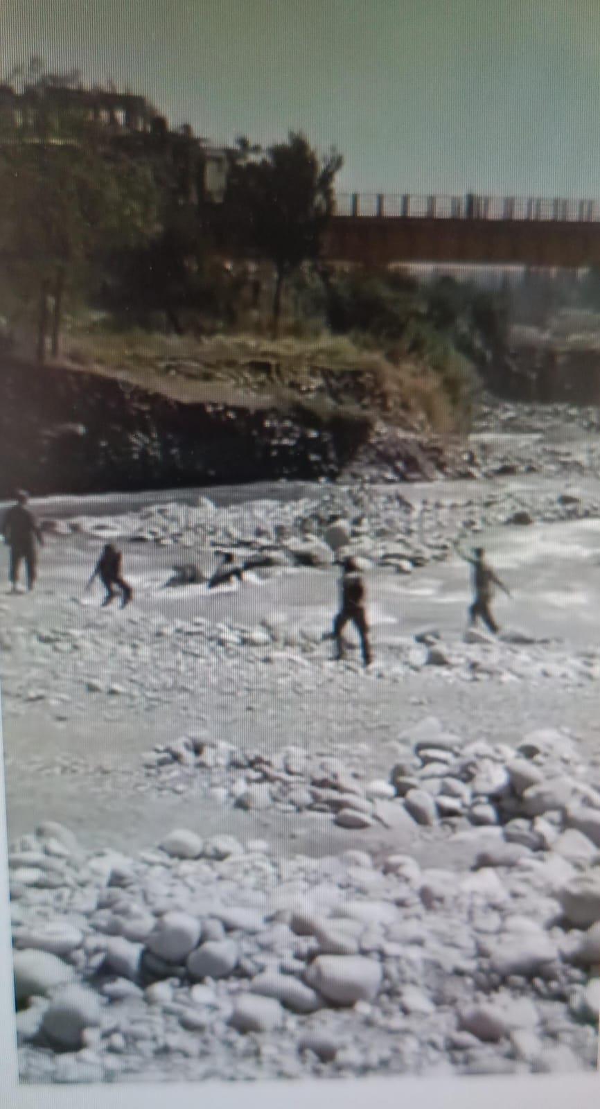 Drowning Girl rescued by CRPF.